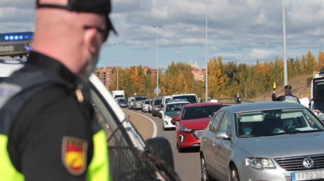 Policías en el confinamiento perimetral en León