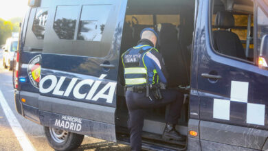 Dos reventas pillados con 138 carnés de socio del Real Madrid junto al Bernabéu