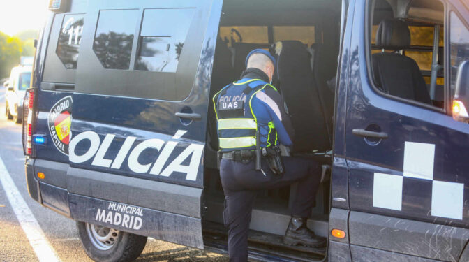 Dos reventas pillados con 138 carnés de socio del Real Madrid junto al Bernabéu