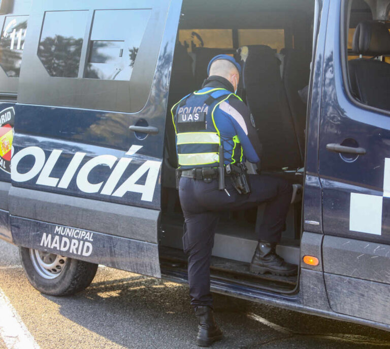 Dos reventas pillados con 138 carnés de socio del Real Madrid junto al Bernabéu