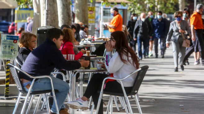 Imagen de unas terrazas en el Paseo del Prado durante el puente del 12 de octubre