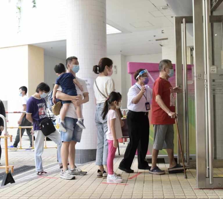 El ejemplo de Hong Kong: una semana más de restricciones por no rastrear sólo dos casos