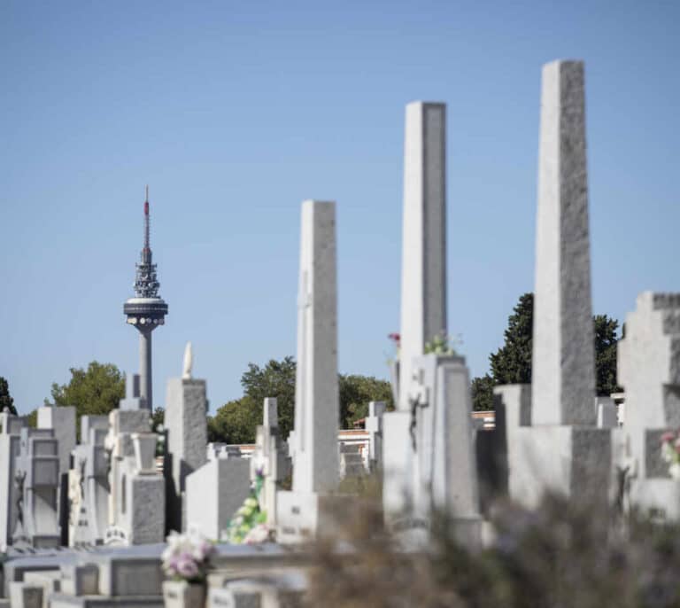 ¿Se puede ir mañana en Madrid a los cementerios en zonas con restricciones?