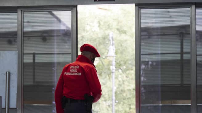 Un policía foral vigila una calle de Pamplona.