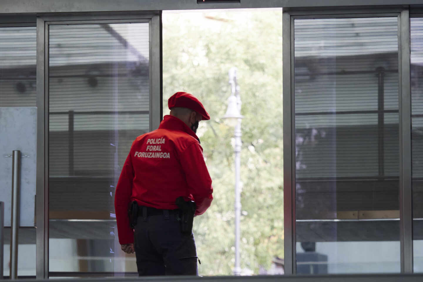 Un policía foral vigila una calle de Pamplona.