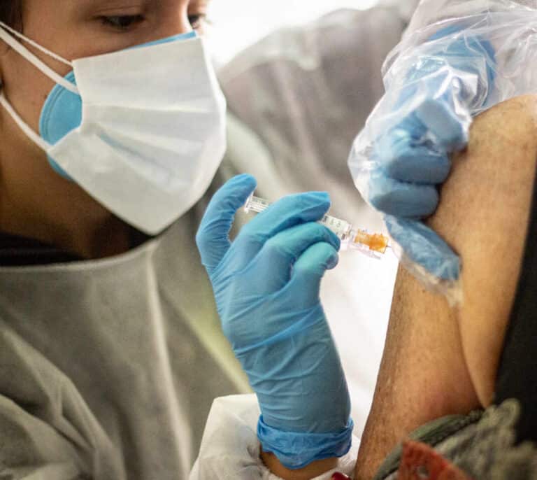 La farmacéutica Pfizer asegura que su vacuna contra el coronavirus es eficaz en un 90%