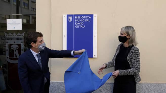 El alcalde de Madrid, José Luis Martínez-Almeida, y Romina, viuda de David Gistau, descubren una placa en homenaje al periodista.