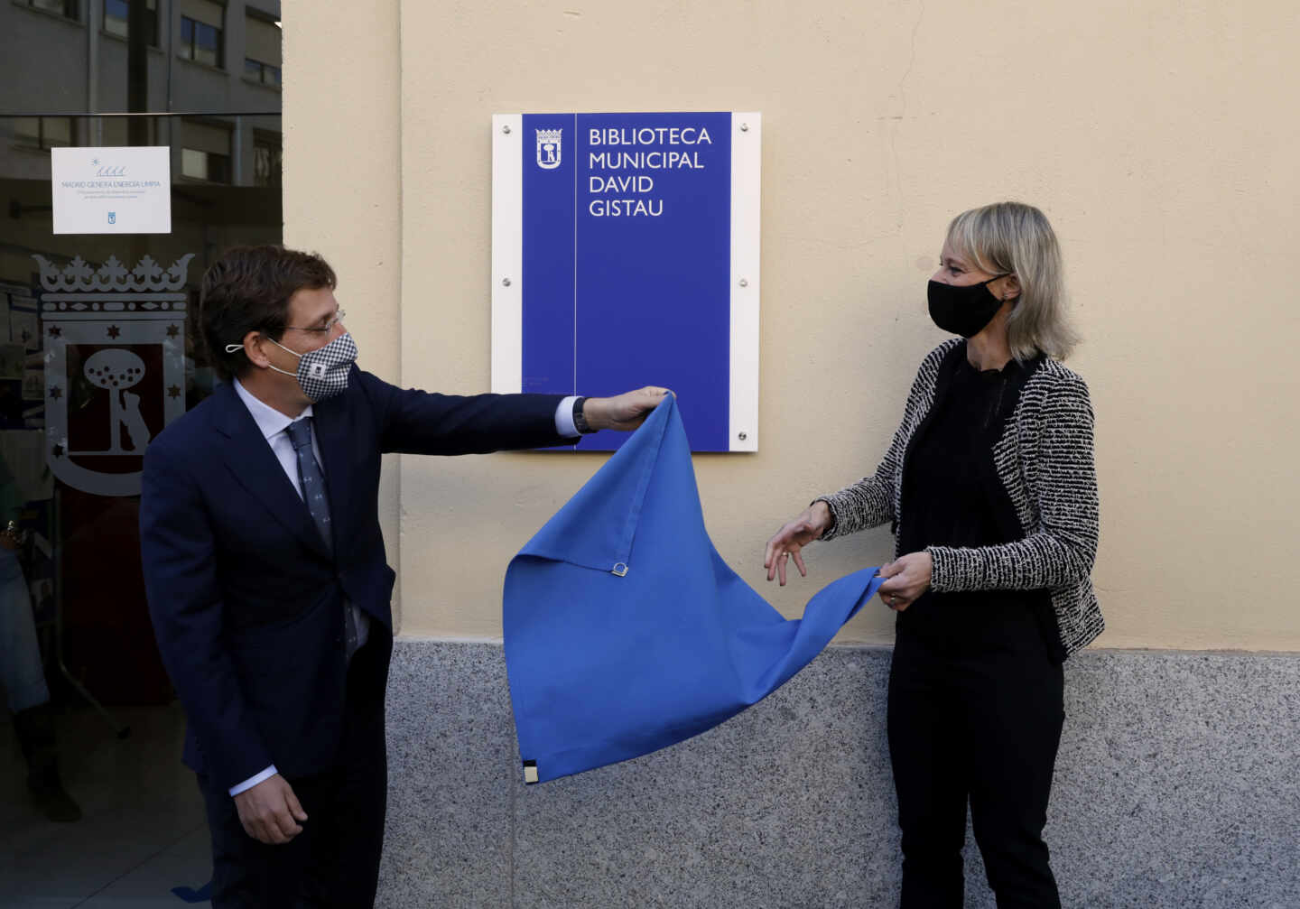 El alcalde de Madrid, José Luis Martínez-Almeida, y Romina, viuda de David Gistau, descubren una placa en homenaje al periodista.