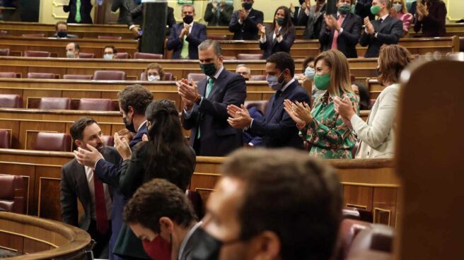 Santiago Abascal, aplaudido por los diputados de Vox.