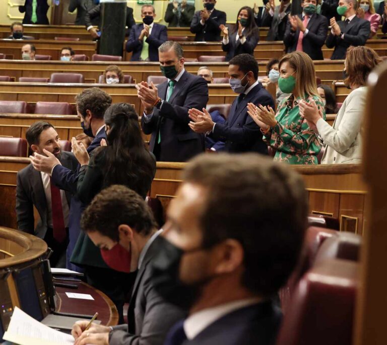 La moción de los salvadores de la patria