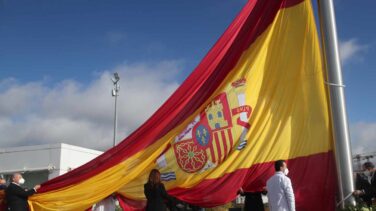 Una bandera de 75 metros cuadrados homenajea la lucha de Madrid ante el coronavirus