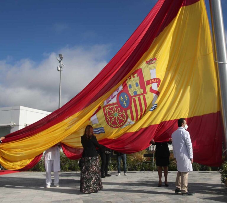 Una bandera de 75 metros cuadrados homenajea la lucha de Madrid ante el coronavirus