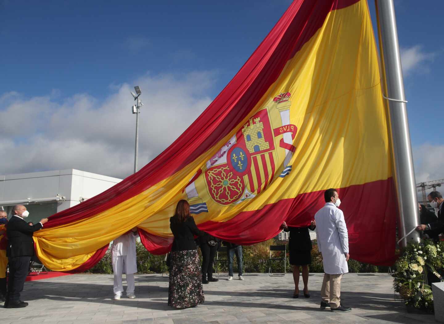 Una bandera de 75 metros cuadrados homenajea la lucha de Madrid ante el coronavirus
