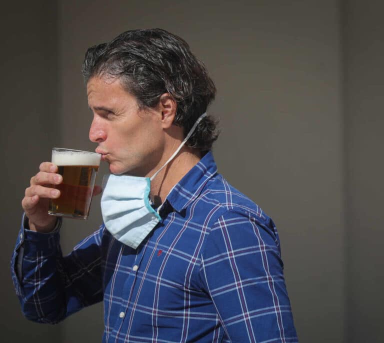 Andalucía ordena la mascarilla obligatoria en los bares