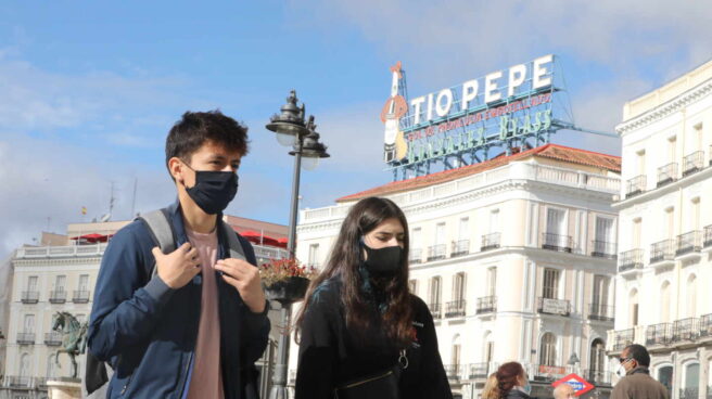 EuropaPress_3391815_transeuntes_caminan_inmediaciones_puerta_sol_dia_antes_termino_estado Transeúntes caminan por las inmediaciones de la Puerta del Sol.
