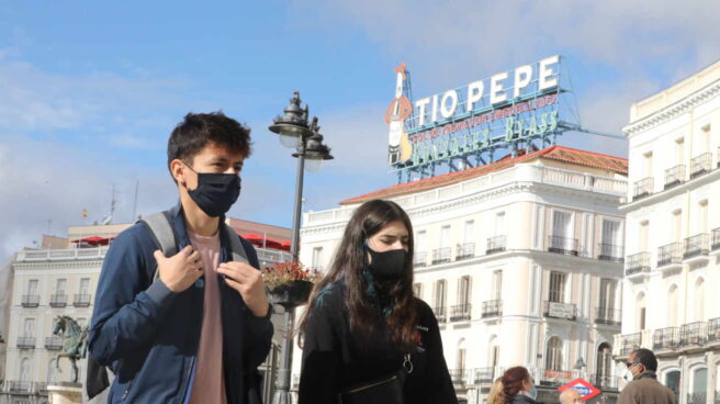 Transeúntes caminan por las inmediaciones de la Puerta del Sol.