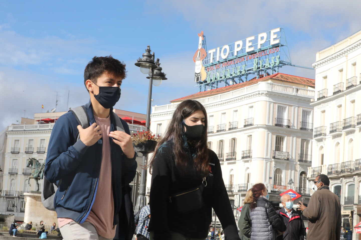 Transeúntes caminan por las inmediaciones de la Puerta del Sol.