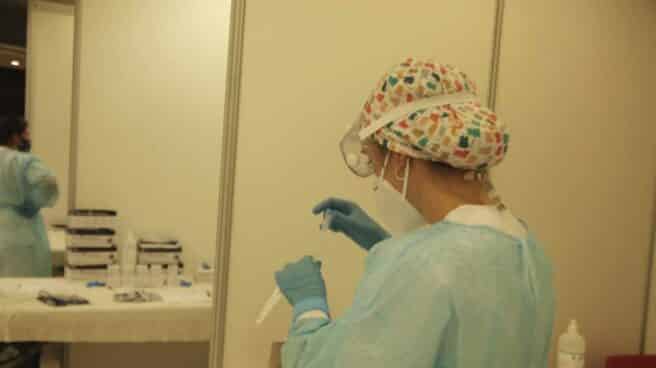 Realización de test de antígenos en Fuenlabrada (Madrid) Una trabajadora sanitaria, en Fuenlabrada (Madrid).