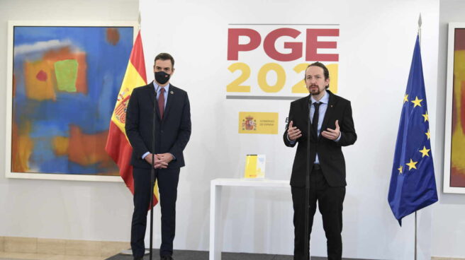 Pablo Iglesias toma la palabra en presencia de Pedro Sánchez.