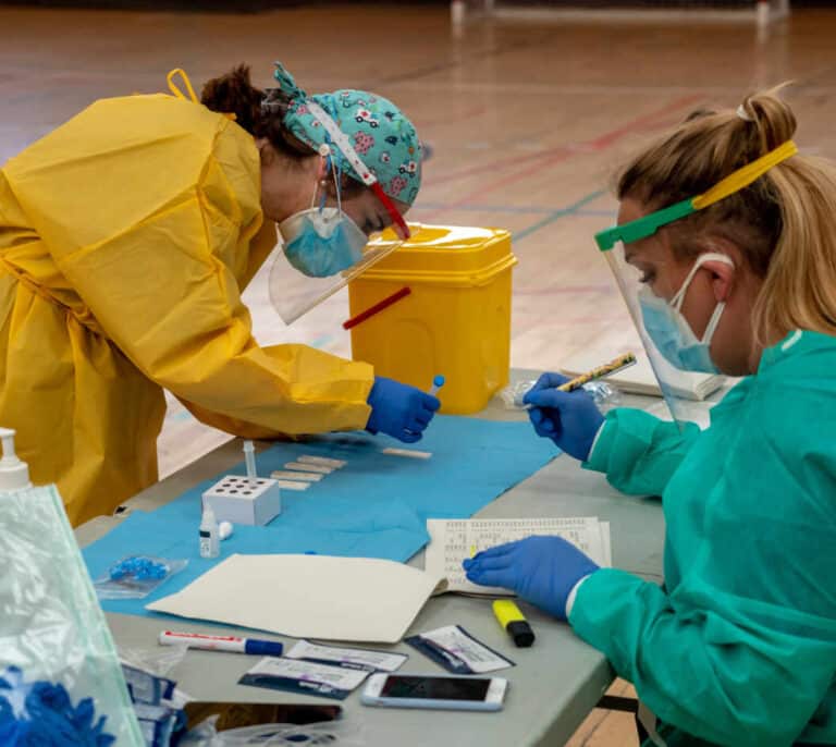 Andalucía suma un nuevo récord: 5.202 casos en vísperas de su cierre perimetral