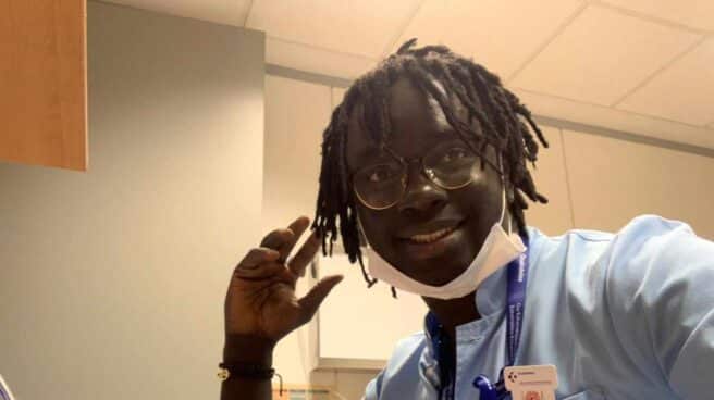Mbaye Bbacar Diouf, que ahora lleva los apellidos Gil Sánchez, en su puesto de trabajo como enfermero en la sanidad pública vasca.