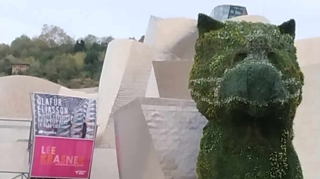 Aspecto de 'Puppy', obra de Jeef Koons, con el nuevo ropaje floral que incluye la mascarilla.
