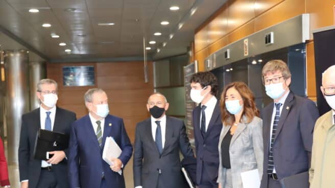 El consejero Pedro Azpiazu, junto a los diputados forales, al inicio del Consejo Vasco de Finanzas.