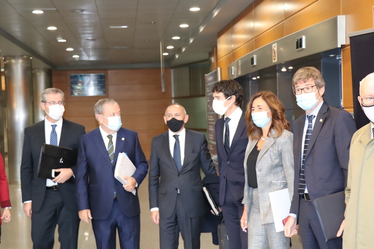 El consejero Pedro Azpiazu, junto a los diputados forales, al inicio del Consejo Vasco de Finanzas.