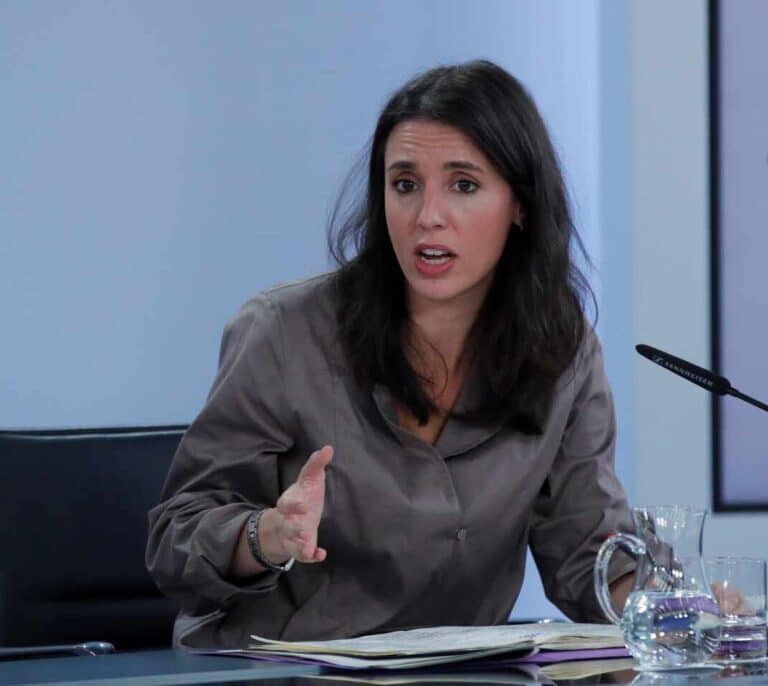 Irene Montero defiende ampliar las bajas por nacimiento de hijos como "mínimo" a seis meses para los progenitores