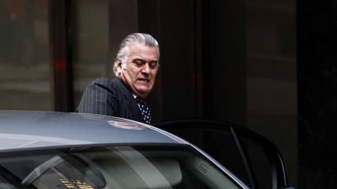 ¿Aparecera ahora el famoso pendrive de luis barcenas? Luis Bárcenas se sube en un coche tras declarar ante el juez que empezó a instruir el 'caso Gürtel'.