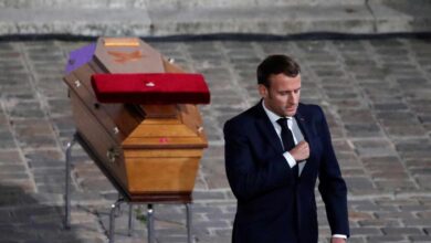 Macron rinde homenaje al profesor Paty como símbolo de la libertad y la República