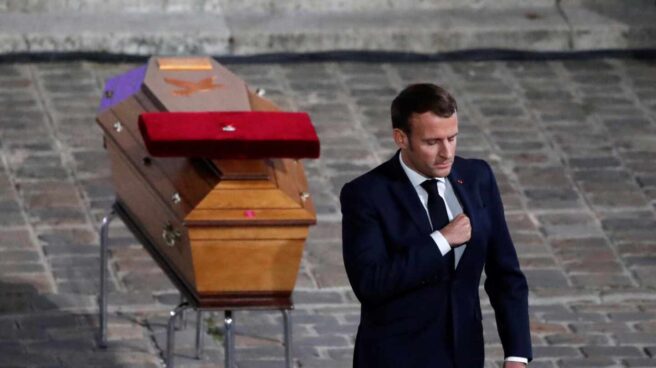 Macron-homenaje-profesor