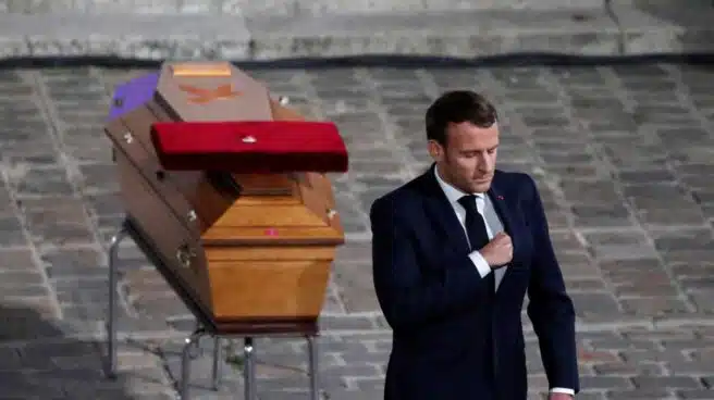 Macron rinde homenaje al profesor Paty como símbolo de la libertad y la República