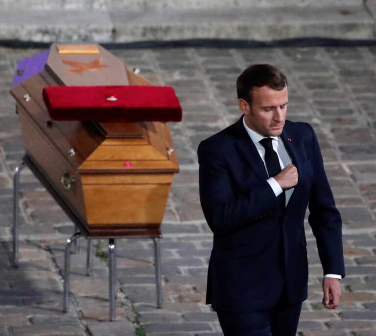 Macron rinde homenaje al profesor Paty como símbolo de la libertad y la República
