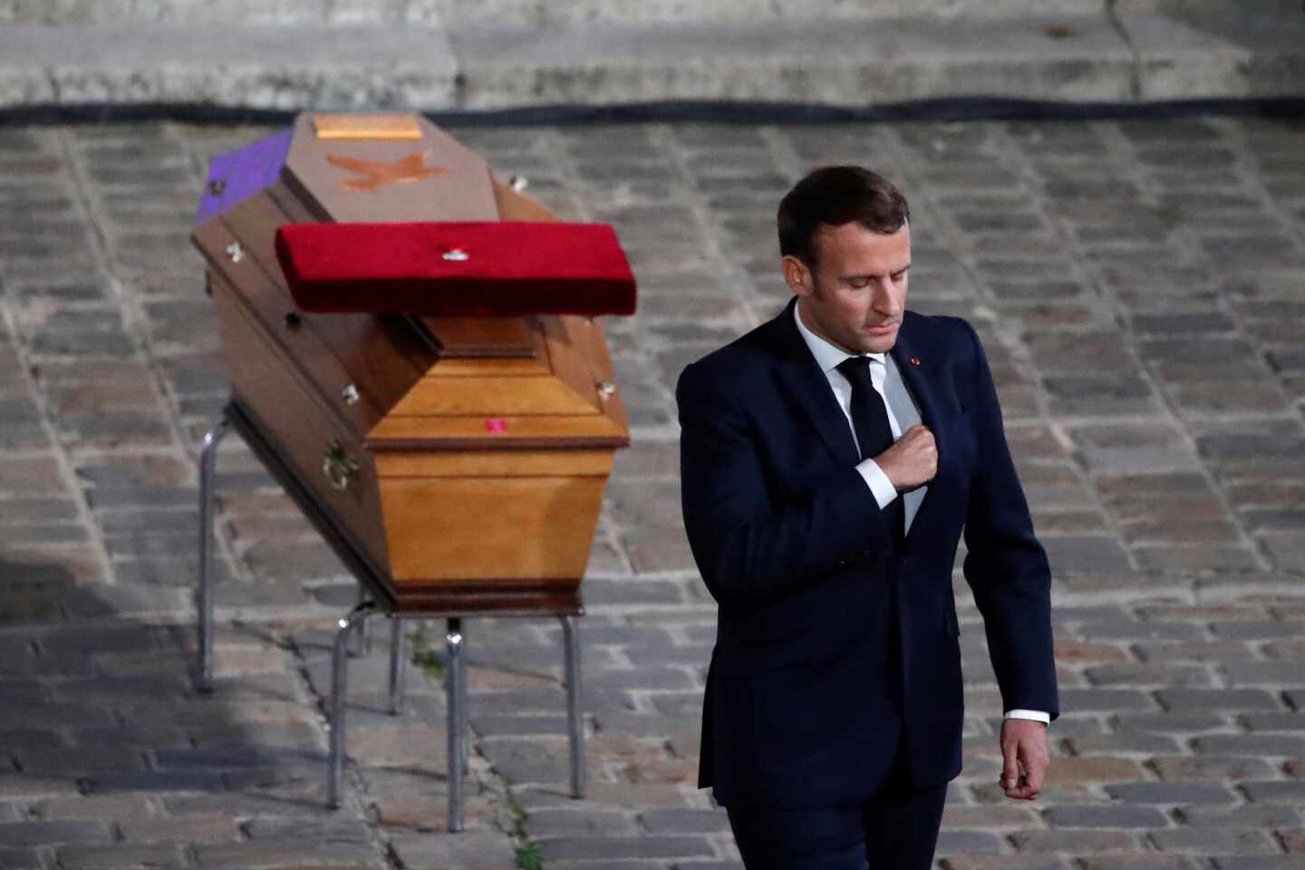 Macron-homenaje-profesor