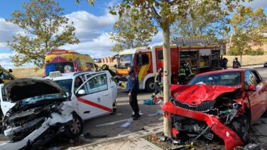 Espectacular choque de un taxi y un turismo en Madrid