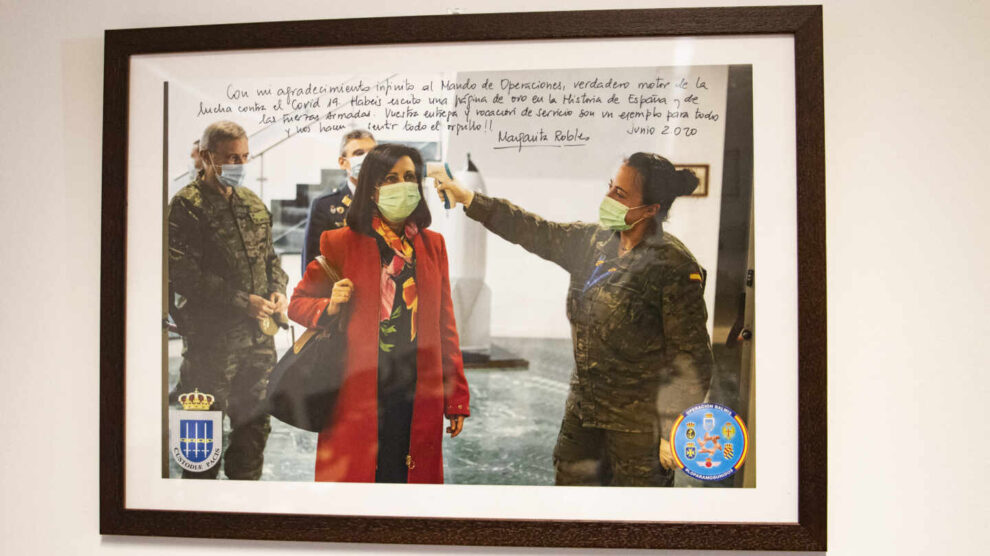 Fotografía con una dedicatoria de Margarita Robles en la sala del Mando de Operaciones