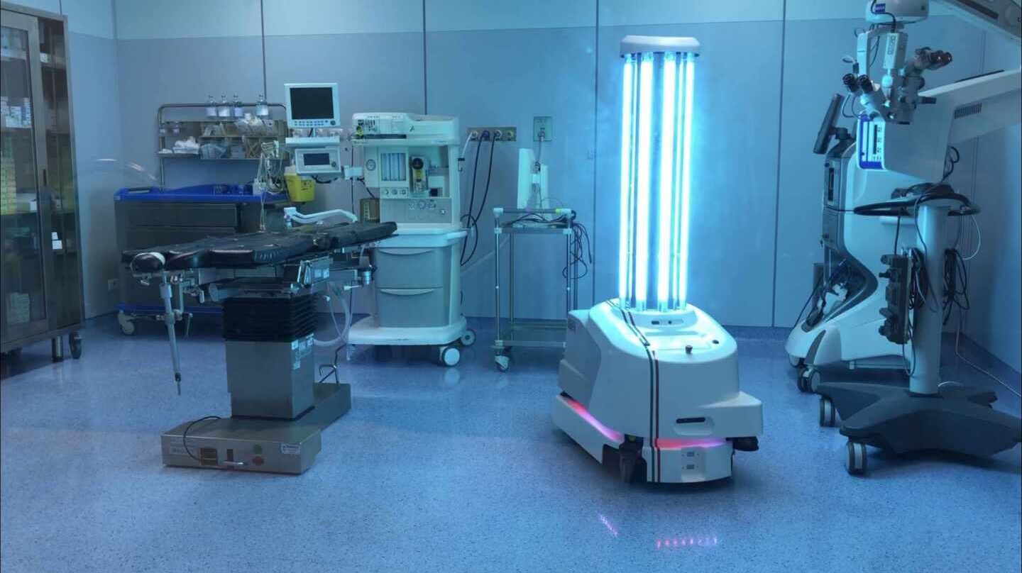 Imagen del robot ultravioleta en un hospital de Italia