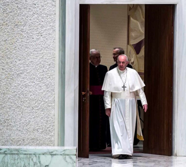 Un nuevo ataque de ciática obliga  al Papa Francisco a cancelar parte de su agenda