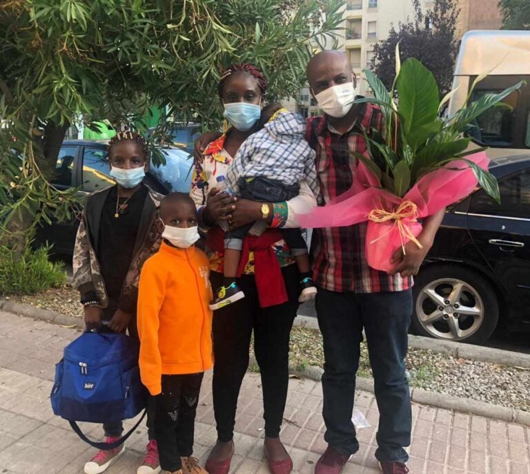 El sueño cumplido de Anaso: la familia duerme en casa