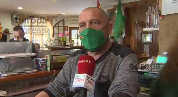 Multan al propietario de un restaurante que se niega a cerrar en Cataluña: "Lo hago por necesidad, es hambre pura"