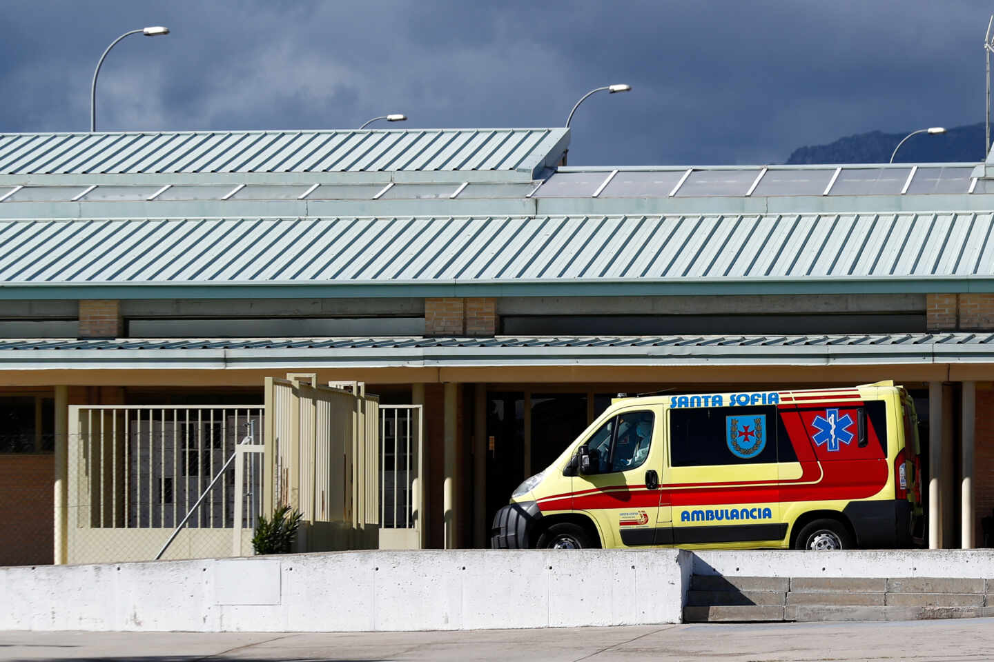 Una ambulancia, a las puertas de la cárcel de Soto del Real (Madrid).