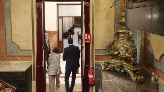 Sanchez-3 Pedro Sánchez sale del Congreso junto a Carmen Calvo.