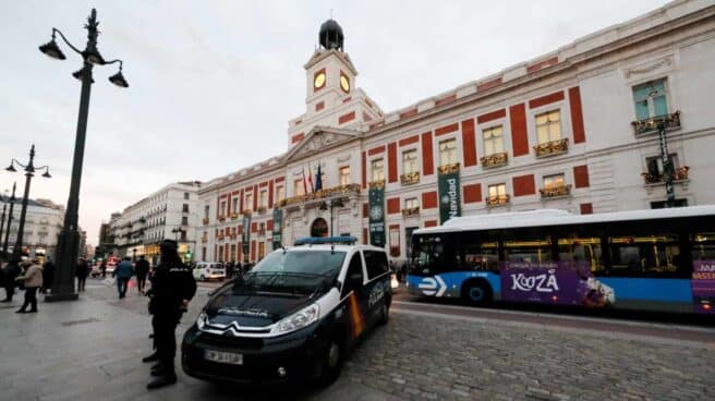 Un patrullero de la Policía Nacional, en la Puerta del Sol de Madrid.