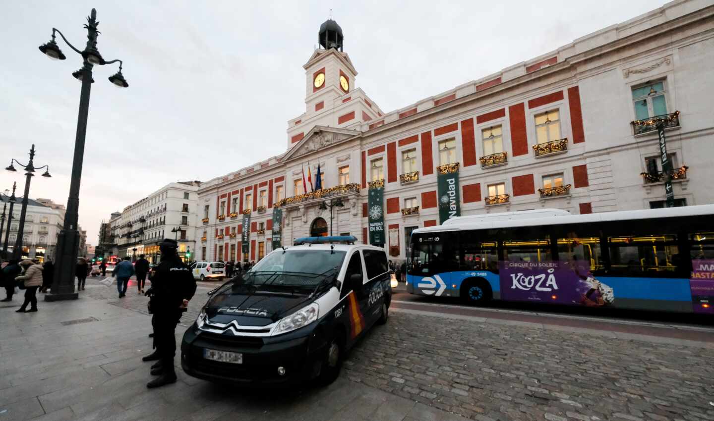 Un patrullero de la Policía Nacional, en la Puerta del Sol de Madrid.