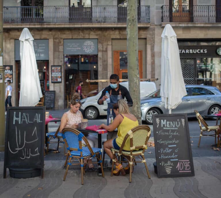 Cataluña amplía el horario de bares y permitirá reuniones de hasta 10 personas