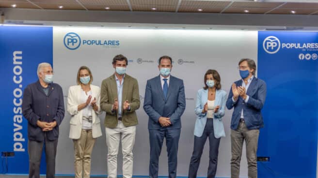 Carlos Iturgaiz es aplaudido tras ser proclamado presidente del PP vasco. Carlos Iturgaiz es aplaudido tras ser proclamado presidente del PP vasco.