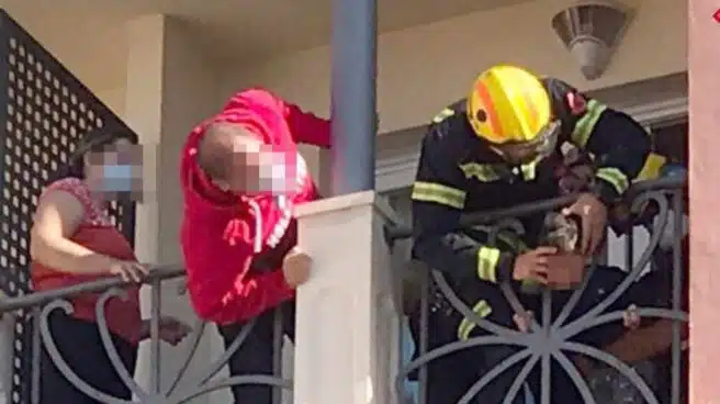 Los Bomberos auxilian a un niño con la cabeza atrapada en la barandilla de un hotel de Alicante