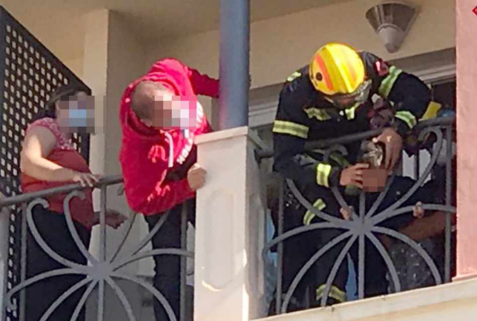 Los Bomberos auxilian a un niño con la cabeza atrapada en la barandilla de un hotel de Alicante