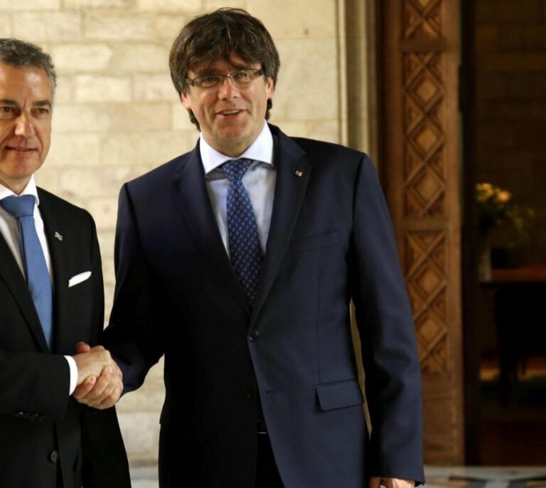 Cataluña y Euskadi, una década y dos 'procés'